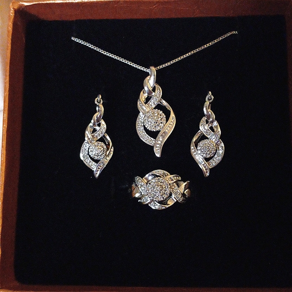 BR/KRN stamped white gold pendant necklace, earrings, and ring set.